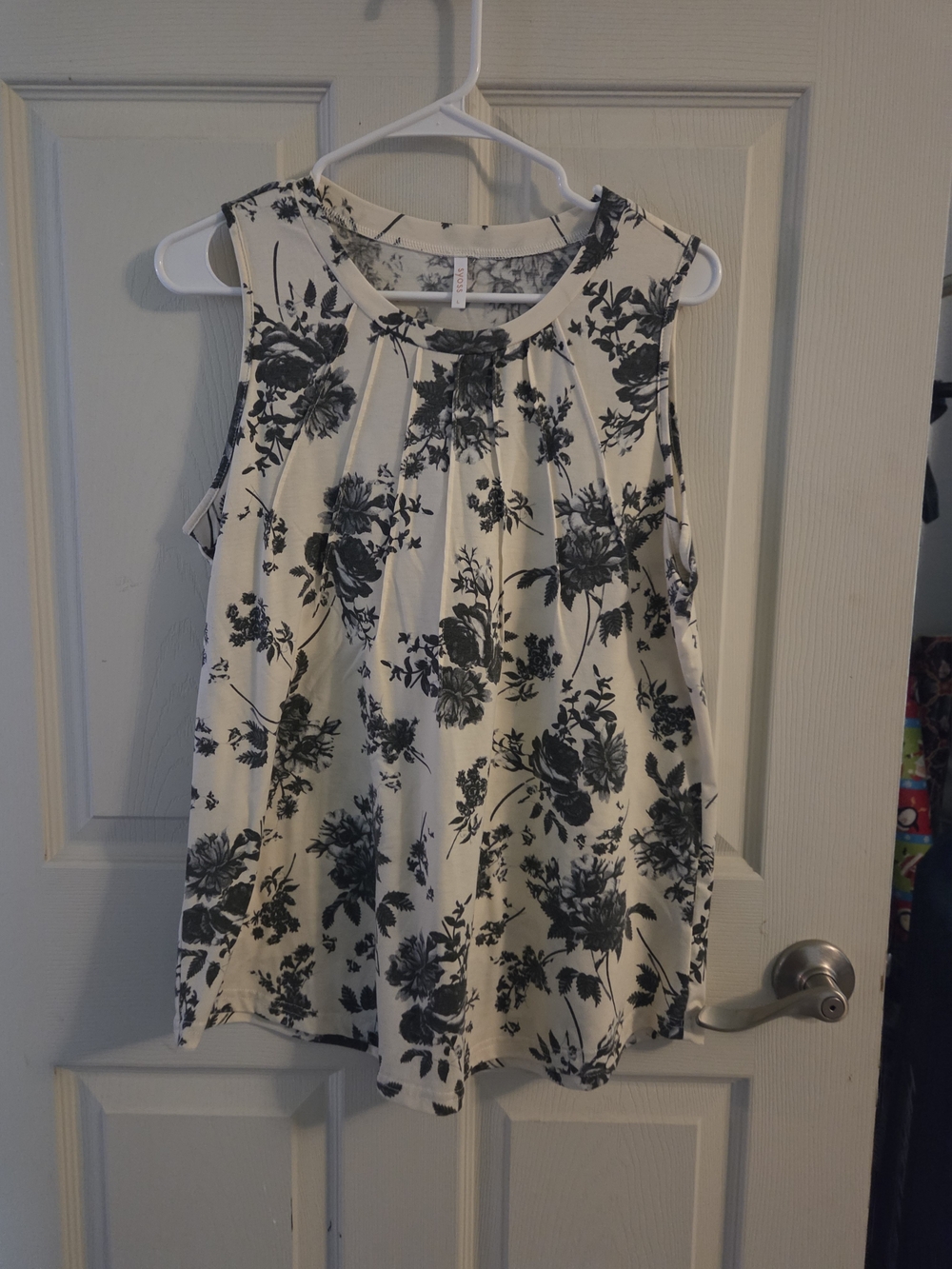 Sleeveless Floral Pleated Tank Top in Cream and Black